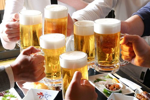 Uống nhiều bia rượu gây tăng men gan.