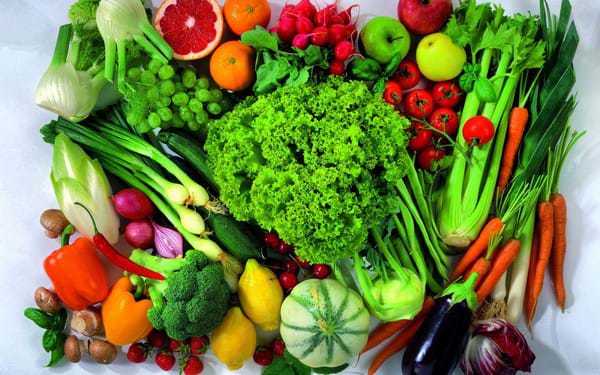 Tăng cường bổ sung ra xanh và hoa quả mỗi ngày giúp cải thiện mỡ trong gan
