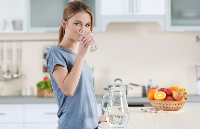 Uống nhiều nước giúp thanh lọc chất độc ra ngoài cơ thể