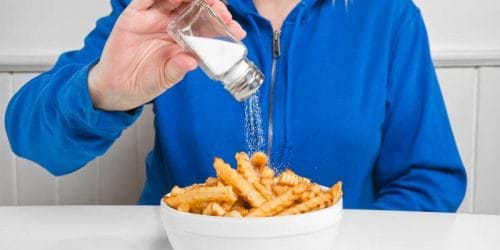 Những người bị viêm gan C cần hạn chế ăn thức ăn chứa nhiều muối